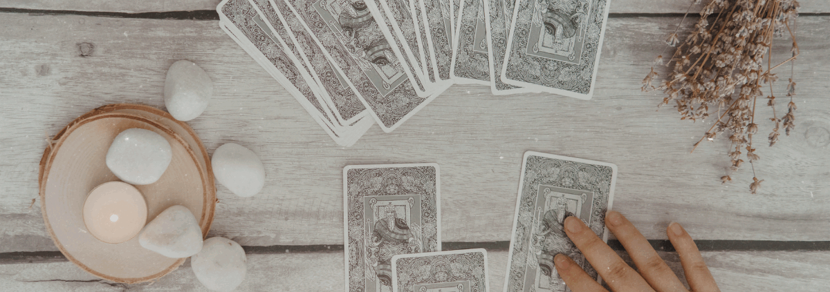 Frau zieht spirituelle Orakelkarten für Kartenziehen und spirituelle Führung"