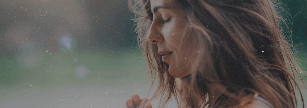 Mystische Frau symbolisiert Lilith im Skorpion - Transformation der weiblichen Urkraft