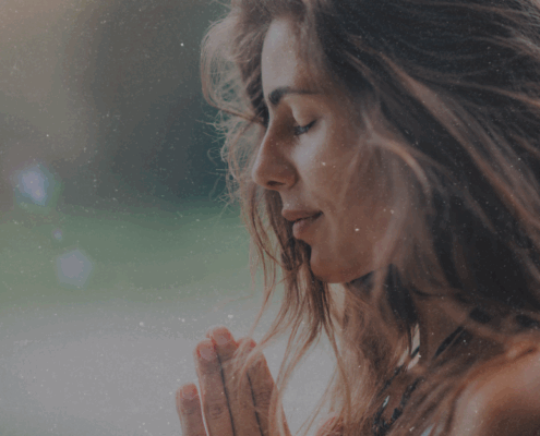 Mystische Frau symbolisiert Lilith im Skorpion - Transformation der weiblichen Urkraft