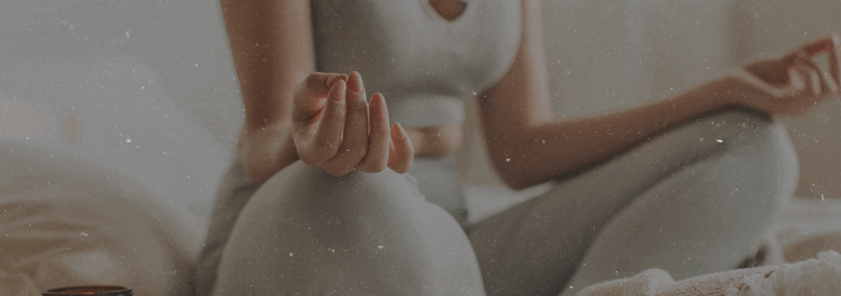 Frau meditiert über Namensdeutung und die Bedeutung ihres Namens für Selbsterkenntnis