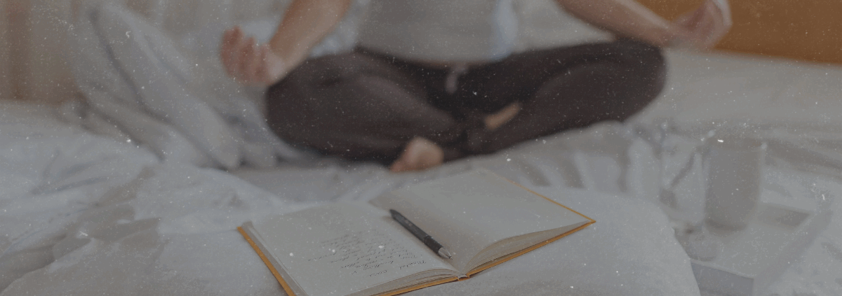 Frau meditiert an Portaltag 2025 für spirituelle Transformation und Heilung