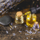 Ätherische Öle in kleinen Glasfläschchen mit Räucherwerk und Kerzen für die spirituelle Praxis während der Rauhnächte