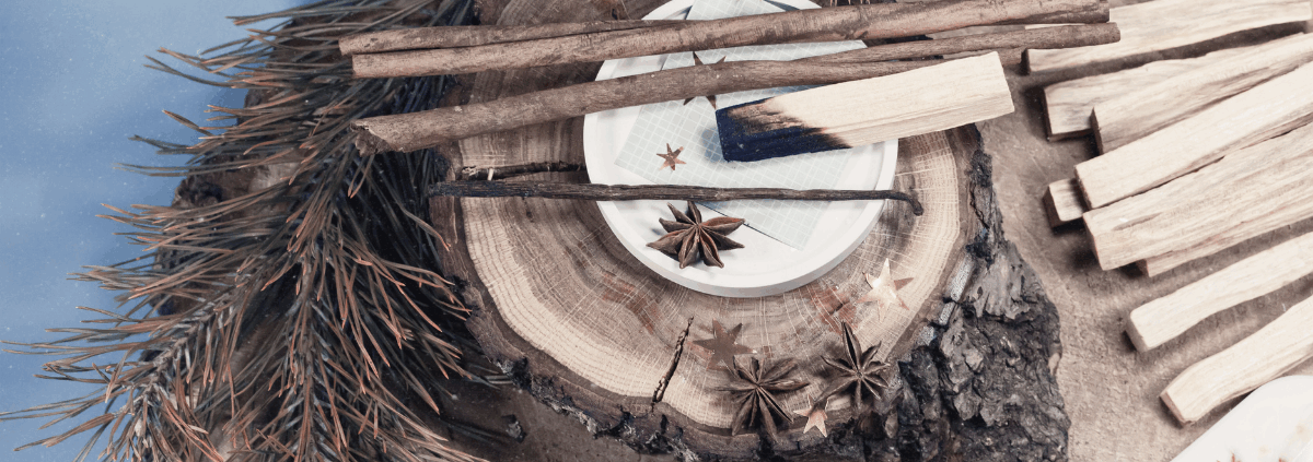 Authentische Rauhnächte Tradition mit Kerzen und natürlichen Materialien für spirituelle Winterrituale