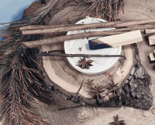 Authentische Rauhnächte Tradition mit Kerzen und natürlichen Materialien für spirituelle Winterrituale