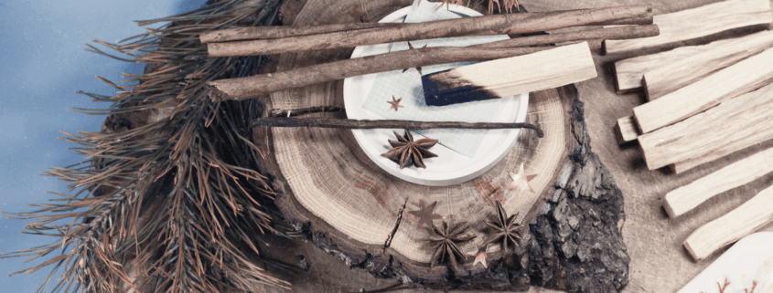 Authentische Rauhnächte Tradition mit Kerzen und natürlichen Materialien für spirituelle Winterrituale
