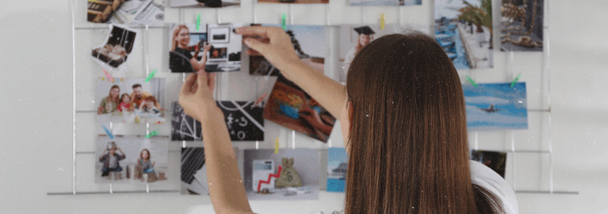 Visionboard erstellen: Frau wählt Bilder für ihre Träume und Ziele aus