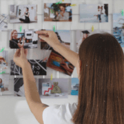 Visionboard erstellen: Frau wählt Bilder für ihre Träume und Ziele aus