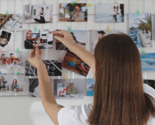 Visionboard erstellen: Frau wählt Bilder für ihre Träume und Ziele aus