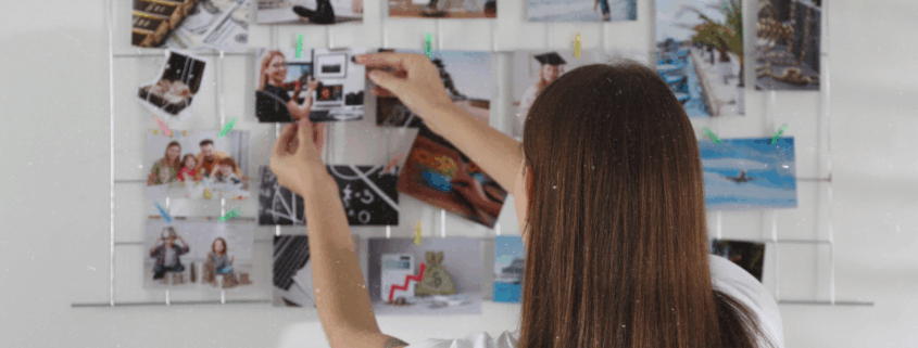 Visionboard erstellen: Frau wählt Bilder für ihre Träume und Ziele aus