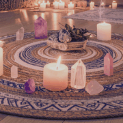 Kerzenkreis mit Kristallen und Räucherwerk als spirituelles Ritual während der Rauhnächte – Symbol für Rückzug, Reinigung und Neubeginn.