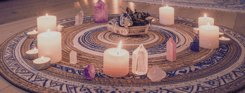 Kerzenkreis mit Kristallen und Räucherwerk als spirituelles Ritual während der Rauhnächte – Symbol für Rückzug, Reinigung und Neubeginn.