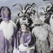 Rauhnächte-Figuren Nikolaus und Perchten symbolisieren den Übergang von Yang zu Yin und die Bedeutung der dunklen Winterzeit für tiefen Schlaf