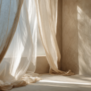Sperrnacht am 8. Dezember – Sanftes Licht durch Vorhänge symbolisiert weibliche Spiritualität und Stille