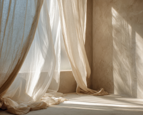 Sperrnacht am 8. Dezember – Sanftes Licht durch Vorhänge symbolisiert weibliche Spiritualität und Stille
