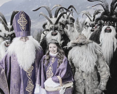 Rauhnächte-Figuren Nikolaus und Perchten symbolisieren den Übergang von Yang zu Yin und die Bedeutung der dunklen Winterzeit für tiefen Schlaf