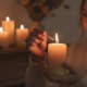 Frau entzündet Kerze am Lucia-Tag - Ritual für inneres Licht und weibliche Spiritualität