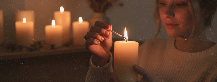 Frau entzündet Kerze am Lucia-Tag - Ritual für inneres Licht und weibliche Spiritualität