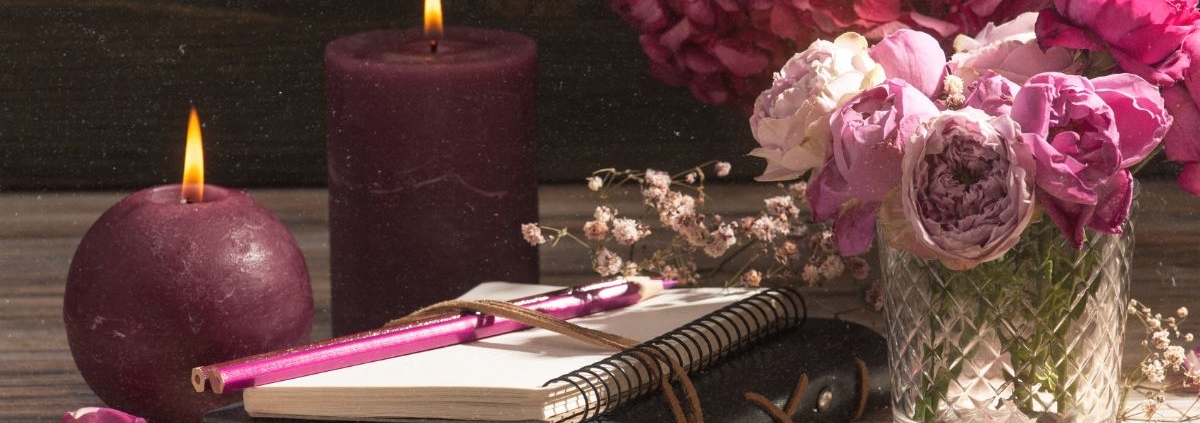 Rauhnächte FAQ 2025: Journal mit Stift und Kerzen für Reflexion und Fragen