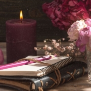 Rauhnächte FAQ 2025: Journal mit Stift und Kerzen für Reflexion und Fragen