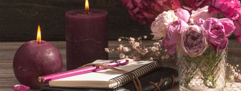 Rauhnächte FAQ 2025: Journal mit Stift und Kerzen für Reflexion und Fragen