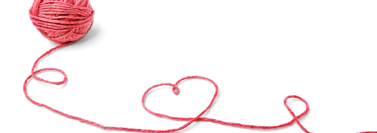 Roter Wollfaden formt Herzen - Symbol für den Herzensweg nach den Rauhnächten