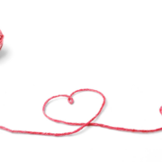 Roter Wollfaden formt Herzen - Symbol für den Herzensweg nach den Rauhnächten