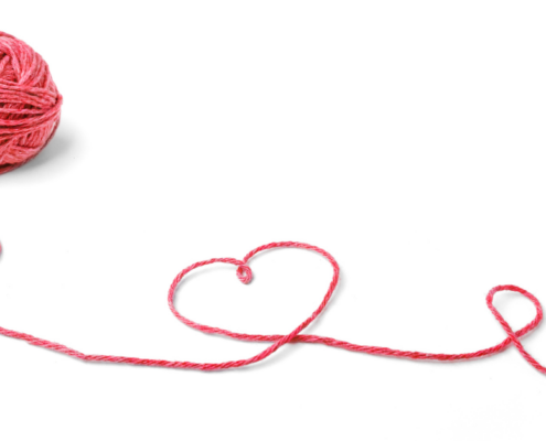 Roter Wollfaden formt Herzen - Symbol für den Herzensweg nach den Rauhnächten