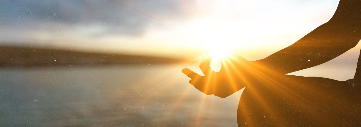 Frau in Meditation bei Sonnenaufgang - Portaltage 2026 spirituell nutzen