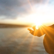 Frau in Meditation bei Sonnenaufgang - Portaltage 2026 spirituell nutzen