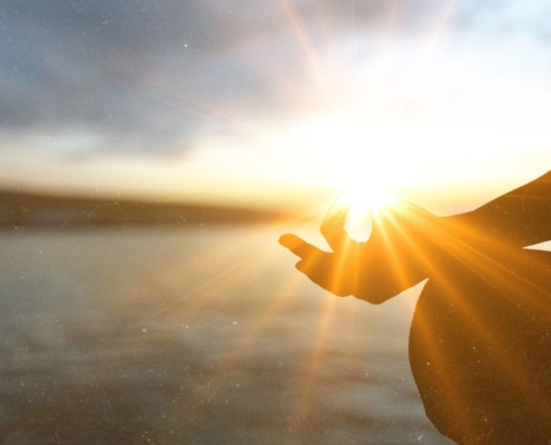 Frau in Meditation bei Sonnenaufgang - Portaltage 2026 spirituell nutzen