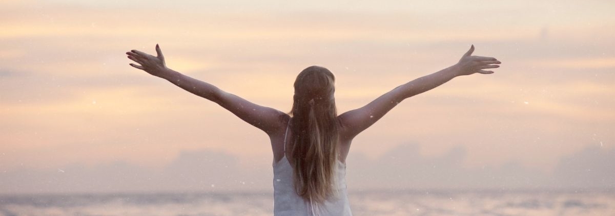 Frau am Meer symbolisiert Schwendtage 2026 - Loslassen und Transformation durch kraftvolle Wendetage