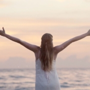 Frau am Meer symbolisiert Schwendtage 2026 - Loslassen und Transformation durch kraftvolle Wendetage