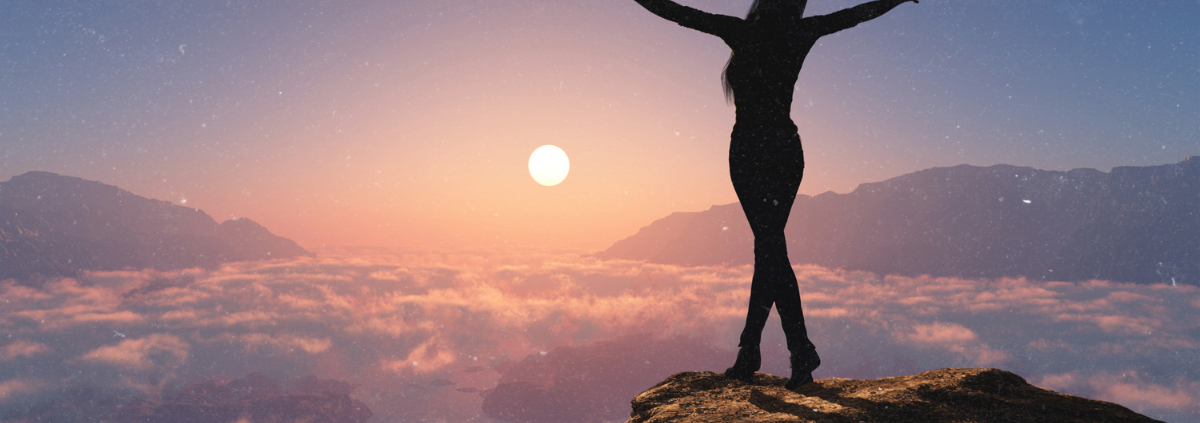 Frau mit ausgebreiteten Armen bei Sonnenaufgang über den Wolken - Venus in Erdferne symbolisiert innere Freiheit und Erneuerung im Januar 2026