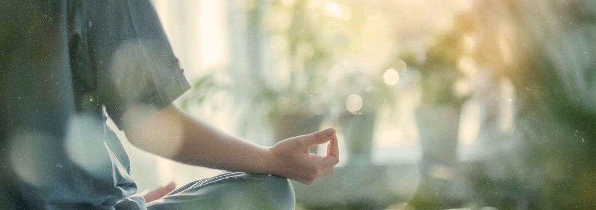 Frau in Meditation während der Venus Mars Konjunktion 2026 - Verbindung mit weiblicher Urkraft und kosmischen Energien