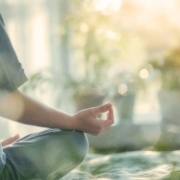 venus-mars-konjunktion-2026-meditation-weibliche-kraft Frau in Meditation während der Venus Mars Konjunktion 2026 - Verbindung mit weiblicher Urkraft und kosmischen Energien