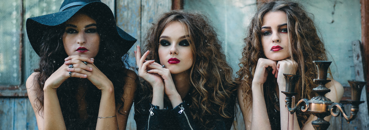 Karneval Ursprung: Drei Frauen symbolisieren die wilde weibliche Kraft der Fastnacht