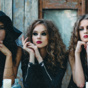 karneval-ursprung-wilde-weibliche-kraft Karneval Ursprung: Drei Frauen symbolisieren die wilde weibliche Kraft der Fastnacht