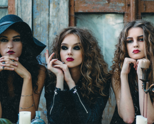 Karneval Ursprung: Drei Frauen symbolisieren die wilde weibliche Kraft der Fastnacht