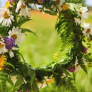 Blumenkranz aus Margeriten und Wiesenblumen als Symbol für Sommersonnenwende Rituale und den Jahreskreis