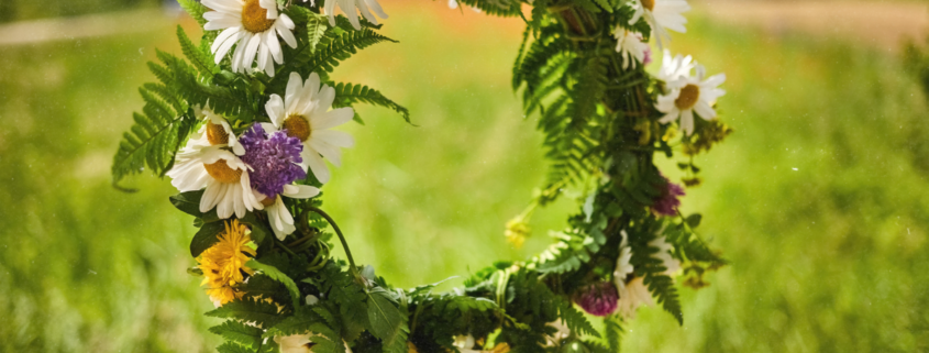 Blumenkranz aus Margeriten und Wiesenblumen als Symbol für Sommersonnenwende Rituale und den Jahreskreis