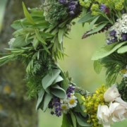hoher frauentag 15. august Erledigt. Das Bild steht jetzt gleich unter der Überschrift, mit dem Alt-Text "Kräuterkranz aus Salbei, Lavendel und Rosen zum Hohen Frauentag am Baum
