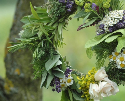 Erledigt. Das Bild steht jetzt gleich unter der Überschrift, mit dem Alt-Text "Kräuterkranz aus Salbei, Lavendel und Rosen zum Hohen Frauentag am Baum