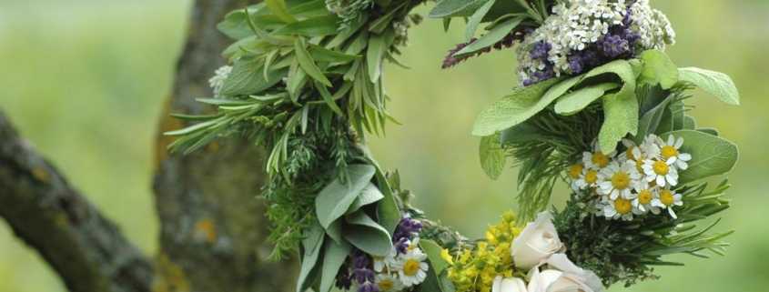 Erledigt. Das Bild steht jetzt gleich unter der Überschrift, mit dem Alt-Text "Kräuterkranz aus Salbei, Lavendel und Rosen zum Hohen Frauentag am Baum